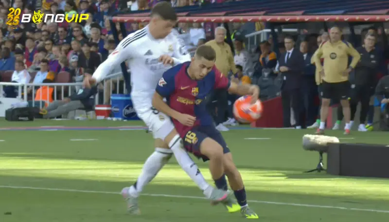 trọng tài 'tạ ơn Chúa' trước khi hủy bàn của Barca Phản ứng dữ dội từ giới mộ điệu khi trọng tài 'tạ ơn Chúa' trước khi hủy bàn của Barca