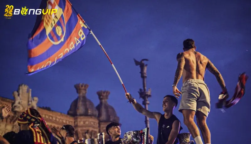 Trụ cột Barca ngã nhào trên xe bus diễu hành mừng 3 danh hiệu Mùa giải ấn tượng của Inigo Martinez