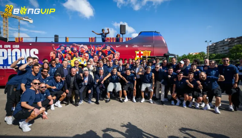Trụ cột Barca ngã nhào trên xe bus diễu hành mừng 3 danh hiệu Lễ mừng công hoành tráng của Barcelona